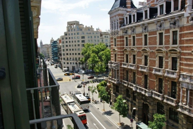 Vender Piso en Barcelona: Estrategias y Servicios Inmobiliarios para una Venta Exitosa